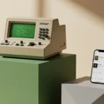 La Révolution Silencieuse : Comment la Culture Numérique Remodèle Nos Vies Une photographie professionnelle d'un terminal ARPANET vintage et d'un smartphone moderne, symbolisant l'évolution de la culture numérique.