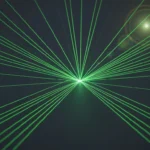 Représentation visuelle d'un réseau numérique global avec des lignes vertes lumineuses sur un fond sombre, symbolisant l'hyper-connectivité et la circulation des données.