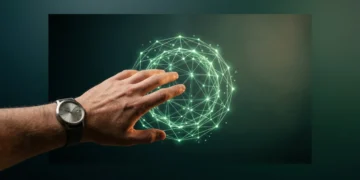 Une main humaine tendue vers une projection holographique verte et géométrique, symbolisant la conscience collective numérique et l'interconnexion globale.
