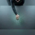 Une personne interagit avec une projection numérique verte et géométrique sur une surface sombre, symbolisant la redéfinition des interactions humaines par la culture numérique.