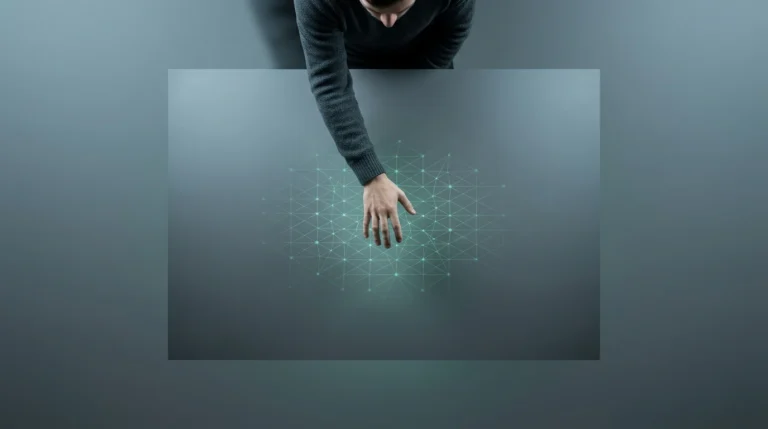 Une personne interagit avec une projection numérique verte et géométrique sur une surface sombre, symbolisant la redéfinition des interactions humaines par la culture numérique.