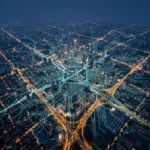 Photographie aérienne d'une métropole à l'aube, les lumières de la ville se mêlant à un motif lumineux de circuit imprimé vert-bleu, symbolisant les nouvelles frontières numériques et l'IA générative.